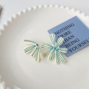 White and Blue, Cactus Shapped Earrings ｜Tropical Style